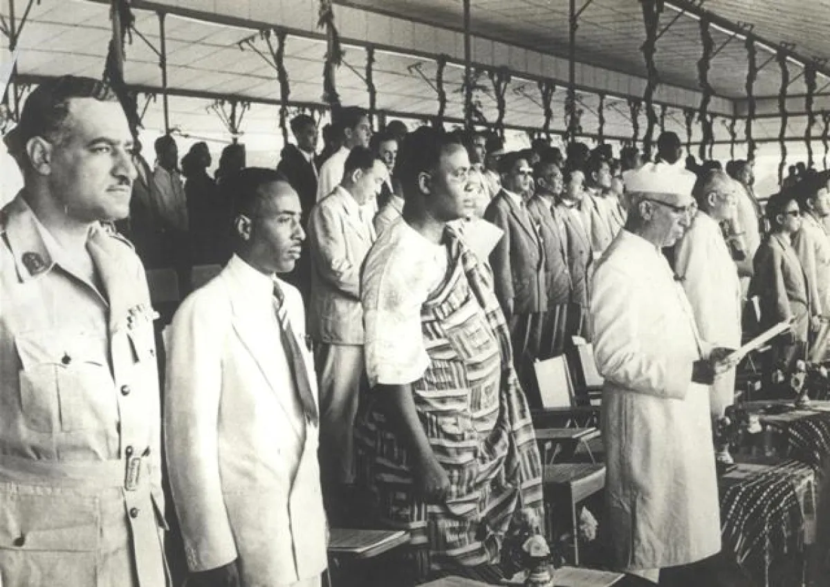  Representantes de los Estados participantes en la Conferencia de Bandung, del 18 al 24 de abril de 1955 (al frente, a la izquierda, Gamal Abd el Nasser, y a la derecha, Jawaharlal Nehru).